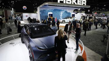 Henrik Fisker, CEO de Fisker, muestra el nuevo vehículo eléctrico de su compañía, el Ocean, en el AutoMobility LA Auto Showen Los Ángeles