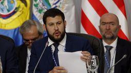 El coordinador de un grupo de trabajo de la Secretaría General de la OEA  sobre Venezuela, David Smolansky, habla durante el lanzamiento del  informe sobre la crisis de migrantes y refugiados venezolanos.