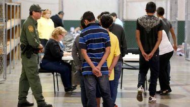 Según el Alto Comisionado de las Naciones Unidas para los Refugiados, en 2016 en la frontera de EEUU con México fueron detenidos alrededor de 64.000 menores centroamericanos.