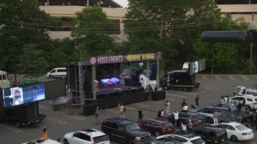 Escena en el estacionamiento del Westfield Garden State Plaza, un mall de Paramus, Nueva Jersey, donde la gente pod&iacute;a disfrutar un espect&aacute;culo de travestis desde su auto.&nbsp;
