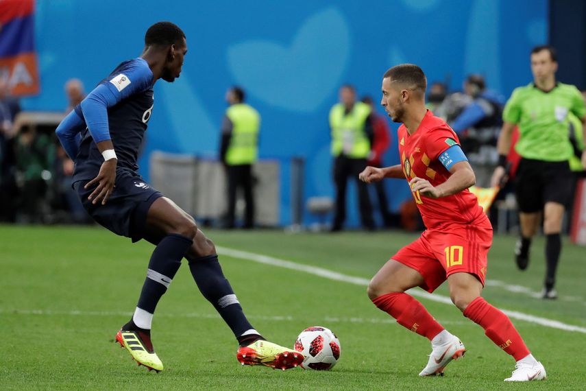 El centrocampista francés Paul Pogba y el centrocampista belga Eden Hazard (d) durante los primeros minutos del partido&nbsp;Francia-Bélgica