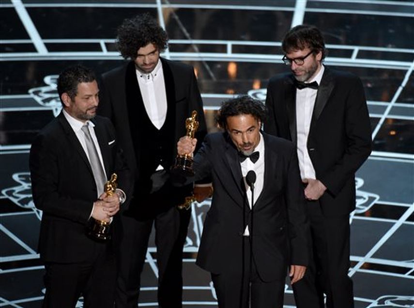 Los escritores de Birdman aceptan el premio a Mejor Guion Original. (AP)