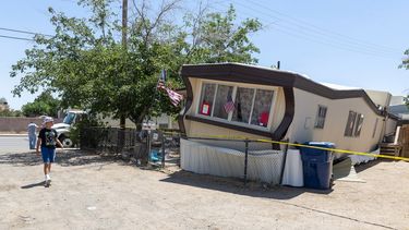 Fotografía tomada el 5 de julio de 2019 de un niño que camina junto a una vivienda móvil afectada por un terremoto en Ridgecrest, California. Archivo