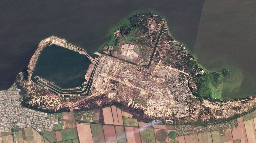 Esta imagen compuesta a partir de fotografías satelitales captadas por Planet Labs PBC muestra humo de incendios en la planta nuclear de Zaporiyia, el jueves 25 de agosto de 2022, en el sureste de Ucrania.&nbsp;