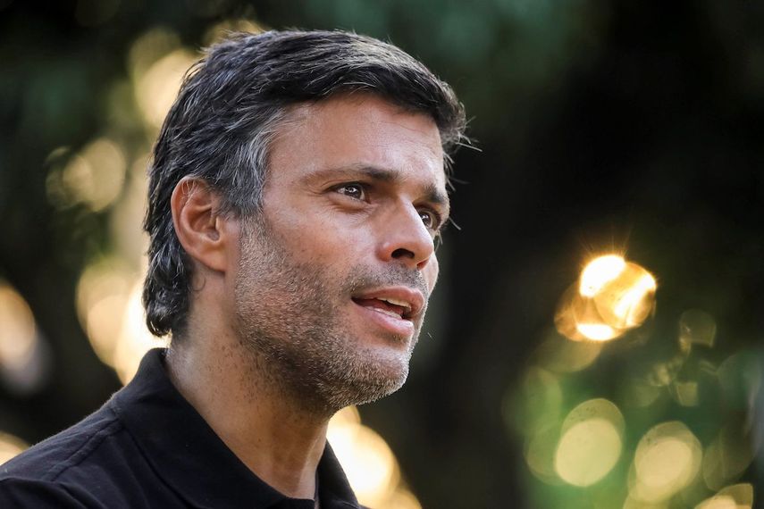 El líder opositor venezolano&nbsp;Leopoldo&nbsp;López habla desde la embajada de España.&nbsp;