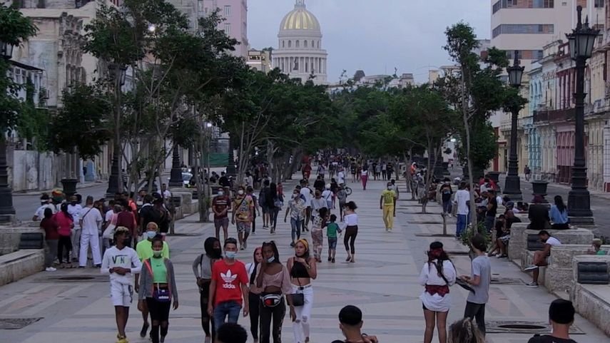 Cubanos caminan tranquilos en La Habana.&nbsp;