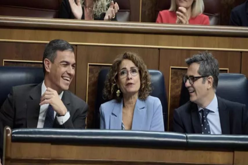 El Presidente del Gobierno Español junto con la Primera Vicepresidenta María Jesús Montero y el Ministro de la Presidencia, Relaciones de las Cortes y Justicia, Félix Bolaños, el 09 de octubre 2024 en el Congreso de Diputados