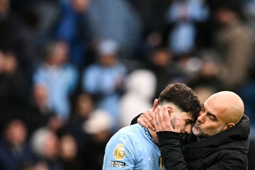 El entrenador español del Manchester City, Pep Guardiola (der.), besa al defensa croata número 24 del Manchester City, Josko Gvardiol (izq.), al final del partido de la Premier League inglesa entre el Manchester City y el Brighton and Hove Albion en el Etihad Stadium en Manchester, noroeste de Inglaterra, el 15 de marzo de 2025. El Manchester City y el Brighton and Hove Albion empataron 2 - 2.&nbsp;