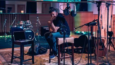 Luis Enrique en el estudio de grabación creando música dedicada a Nicaragua.&nbsp;