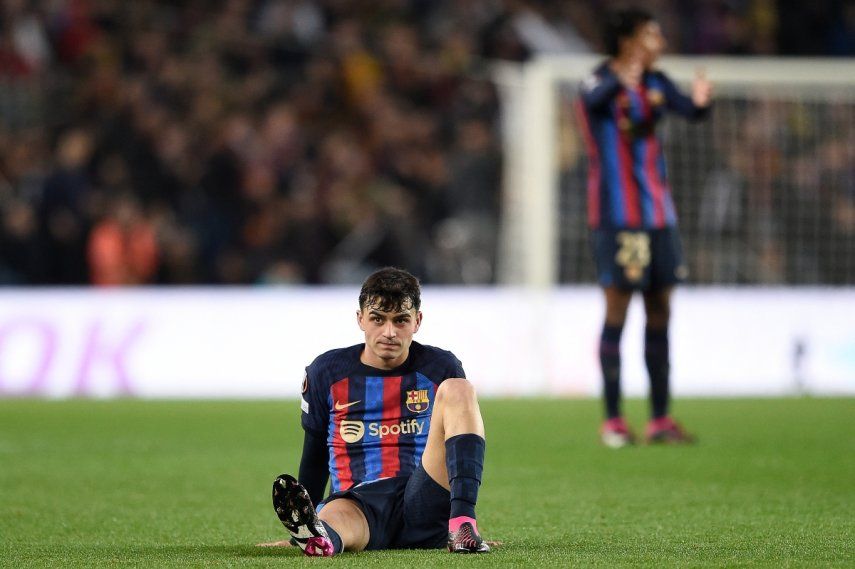 Pedri se tira al piso tras sentir dolor que lo amerita a salir del encuentro del Barcelona contra el Manchester United