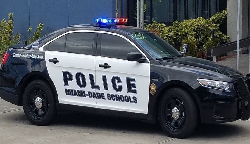 Fotografía de un auto de la Policía Escolar de Miami-Dade, publicada en la cuenta de Twitter @MDSPD.