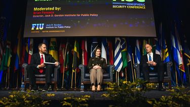 Exposición de la novena Conferencia de Seguridad Hemisférica: Brian Fonseca, del Jack D. Gordon Institute; la general Laura Richardson, jefa del Comando Sur de los Estados Unidos; y Daniel Erikson, Asesor de Seguridad del Hemisferio Occidental de la Casa Blanca en 2024