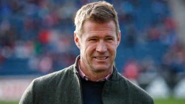 Brian McBride espera el inicio del partido entre el Fire de Chicago y los Timbers de Portland, el 31 de marzo de 2018, en Bridgeview, Illinois.