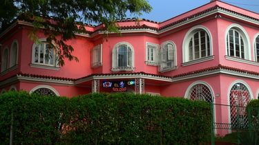 Ahí están, a la vista de todos, locales que nada tienen que envidiarle a los del primer mundo. ¿Qué cubano de a pie se puede dar el lujo de costear eso?, preguntó un emprendedor cubano.