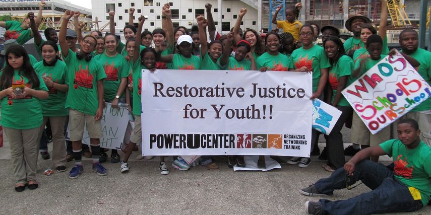 Los grupos consideran que los jóvenes de todo el país están bajo ataque, desde las redadas en las comunidades inmigrantes hasta la criminalización de los afroamericanos.