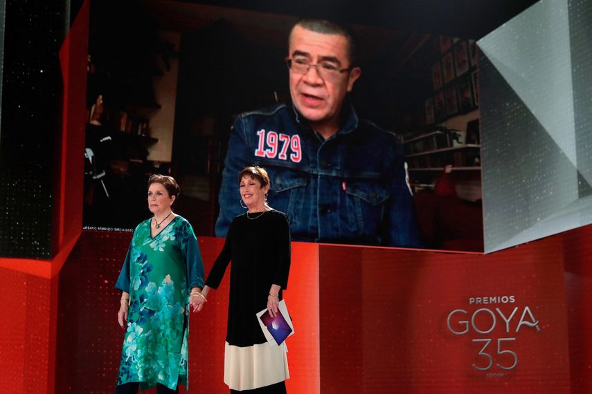 Las actrices españolas Monica Randall y Veronica Forque entregan el Goya a la mejor película latina por El olvido que seremos, y el productor colombiano Dago García recibe el premio vía videollamada&nbsp;
