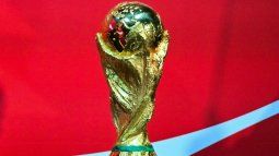 El trofeo de la Copa del Mundo de la FIFA exhibido en Los Ángeles durante un tour, el 24 de marzo de 2026.