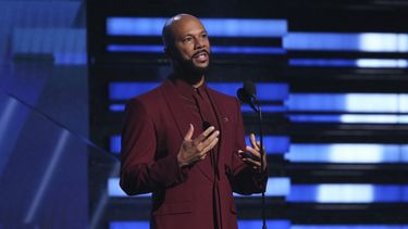 En esta foto del 26 de enero de 2020, Common presenta una actuaci&oacute;n en la ceremonia de los premios Grammy en Los Angeles.&nbsp;