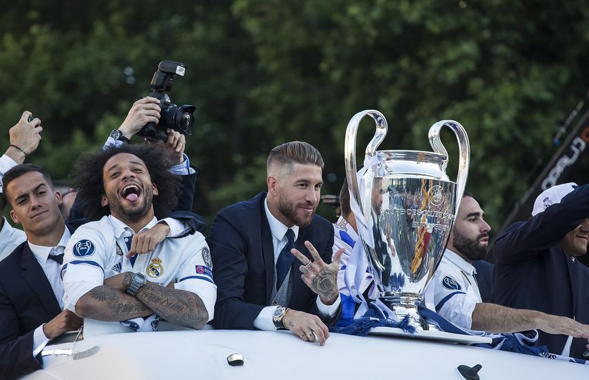 Los jugadores del Madrid celebraron su victoria con su afición en las calles de la capital española.