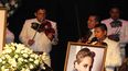 Un grupo de mariachis toca durante un homenaje de cuerpo presente a la actriz Edith González, este viernes, en el teatro Jorge Negrete de Ciudad de México.