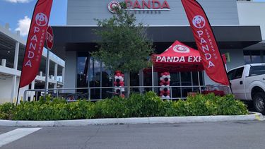 Fachada del primer restaurante Panda Express en Doral.
