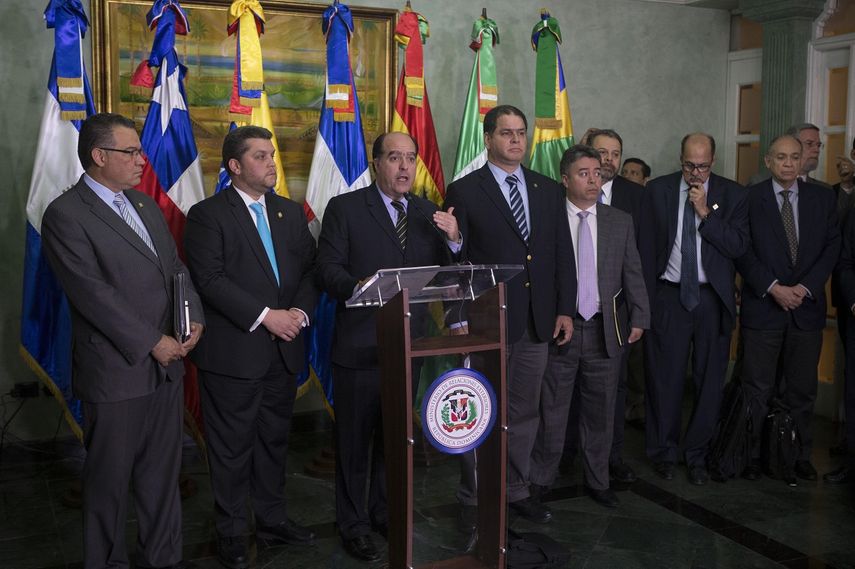 La oposición acudió a la mesa con la demanda de que se abra un canal humanitario; se restituyan las atribuciones del Parlamento; que las próximas elecciones se celebren bajo la observación de organismos como la OEA y que se liberen a los presos políticos.