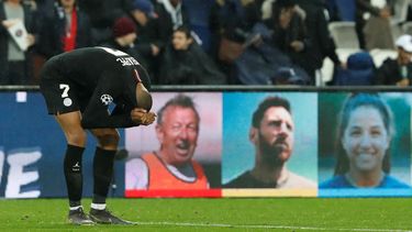 En esta foto de archivo del 6 de marzo de 2019, Kylian Mbapp&eacute;, delantero del Par&iacute;s Saint-Germain, se agacha al finalizar la vuelta de los octavos de final de la Liga de Campeones ante el Manchester United&nbsp;