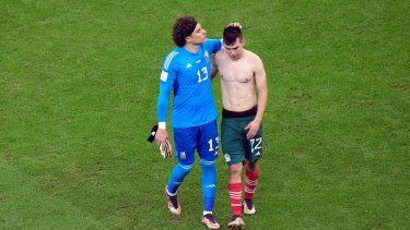 El arquero mexicano Guillermo Ochoa (izquierda) consuela a su compañero Hirving Lozano tras el partido contra Arabia Saudí por el Grupo C del Mundial, el jueves 1 de diciembre de 2022, en Lusail, Catar.&nbsp;