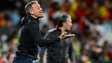 El entonces entrenador de España, Luis Enrique, da indicaciones durante un juego de Liga de Naciones contra Suiza.