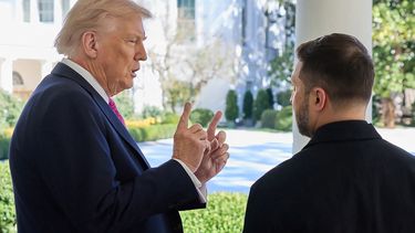 El presidente de Estados Unidos Donald J. Trump&nbsp; &nbsp;dialoga con su contraparte ucraniana Volodimir Zelenski.