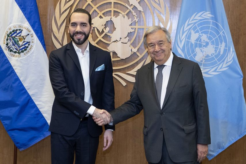 Esta imagen ofrecida por Naciones Unidas muestra al secretario general de Naciones Unidas, Antonio Guterres, estrechando la mano del presidente de El Salvador Nayib Bukele en la sede de la ONU en Nueva York, el 25 de septiembre de 2019.