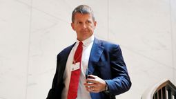 En esta imagen del 30 de noviembre de 2017, el fundador de la empresa de seguridad Blackwater, Erik Prince, llega a un encuentro privado con miembros de la Comisi&oacute;n de Inteligencia de la C&aacute;mara de Representantes en el Capitolio