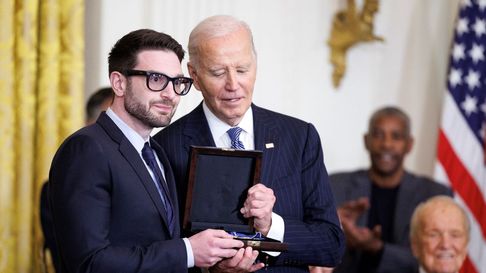 El presidente Joe Biden condecoró con la Medalla Presidencial de la Libertad a George Soros, a la exsecretaria de Estado, la demòcrata Hillary Clinton y a otras 17 personas. Alexander Soros acudió a recibir el premio.