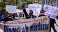 Periodistas de la Federación de Prensa de La Paz sostienen una pancarta mientras protestan contra una propuesta de ley impulsada por los legisladores del oficialismo que regularía a la prensa frente al palacio de gobierno en La Paz, Bolivia, el miércoles 12 de abril de 2023.
