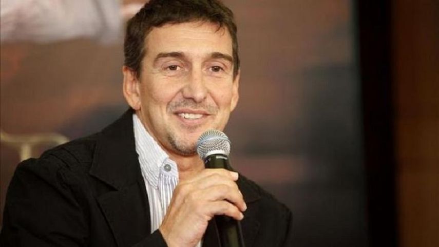 El estelar artista argentino, retirado como bailarín profesional desde 2007, invitó a los jóvenes a bailar con la música” 