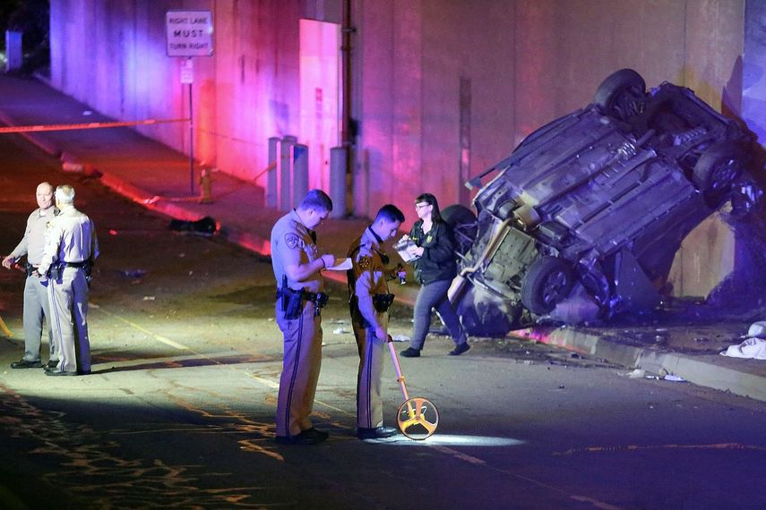 Oficiales trabajan en el lugar donde ocurrió un accidente vehicular en Pasadena, California.