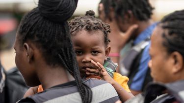 Migrantes hacen fila para abordar un bote para cruzar el Golfo de Urabá y comenzar su caminata a través del Tapón del Darién en su camino a Estados Unidos en Necoclí, Colombia.