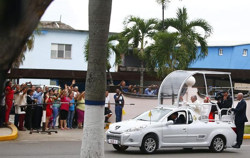 Tras su llegada al Aeropuerto Internacional José Martí, de La Habana, el Papa saludó al los residentes de la zona que rodearon las vías de acceso a la terminal aérea. (EFE)