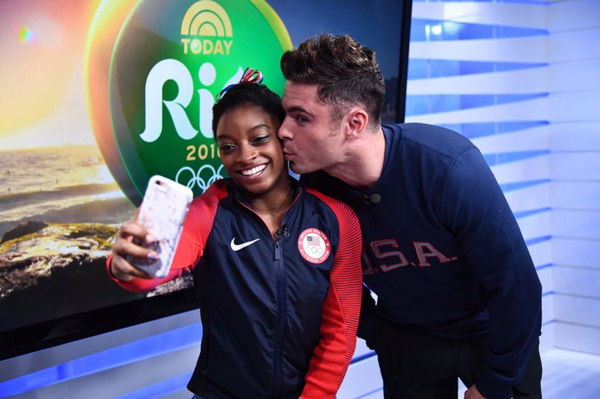 La atleta Simon Biles junto al actor Zac Efron.