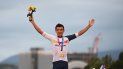 El ecuatoriano Richard Carapaz, medallista de oro, celebra su victoria en el podio durante la ceremonia de entrega de medallas de la carrera ciclista en ruta masculina de los Juegos Olímpicos de Tokio 2020, en el Fuji International Speedway en Oyama, Japón, el 24 de julio de 2021 El ecuatoriano Richard Carapaz, medallista de oro, celebra su victoria en el podio durante la ceremonia de entrega de medallas de la carrera ciclista en ruta masculina de los Juegos Olímpicos de Tokio 2020, en el Fuji International Speedway en Oyama, Japón, el 24 de julio de 2021
