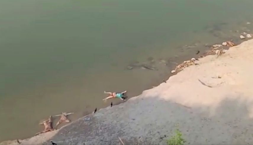 En esta imagen de un video de KK Productions se ven cadáveres flotando en el río en Ghazipur, en el estado de Uttar Pradesh, India, el 11 de mayo de 2021.
