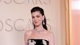 Anne Hathaway en la alfombra roja de los Óscar 2026.