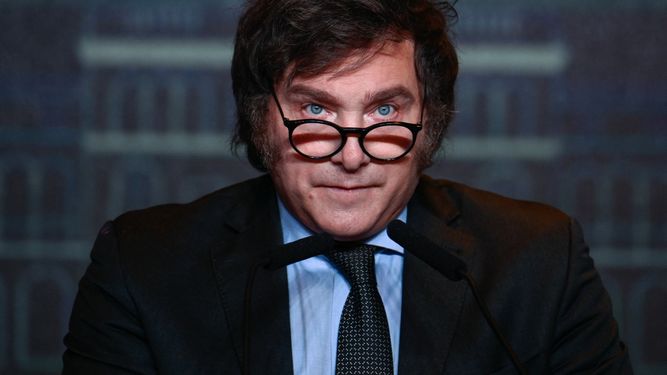 El presidente electo Milei inició sus contactos con el FMI, mientras afina su programa para recuperar la economía de Argentina, una vez asuma el 10 de diciembre.&nbsp;