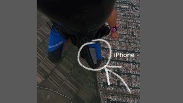 Captura de pantalla del video de un joven modelo español aficionado al paracaidismo y conocido en redes como @pau.ramis, a quien se le cayó su teléfono movil y logró recuperarlo.&nbsp;