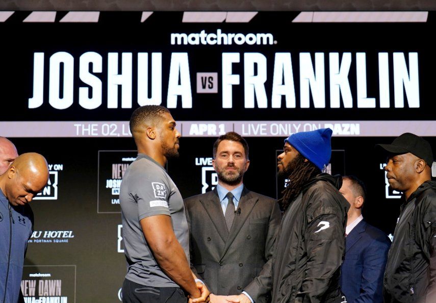 El boxeador Anthony Joshua (izquierda) en cara a su próximo rival Jermaine Franklin, el miércoles 29 de marzo de 2023, en Londres. En medio aparece el promotor Eddie Hearn 