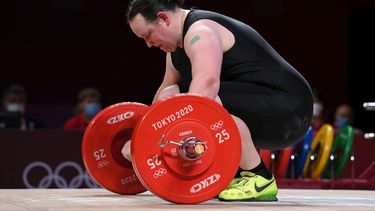 Laurel Hubbard de Nueva Zelanda reacciona en la competencia de halterofilia femenina de + 87 kg durante los Juegos Olímpicos de Tokio 2020