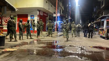 Militares y policías custodian un restaurante donde un grupo armado disparó contra clientes y trabajadores en Montañita, Ecuador, el 20 de mayo de 2023.
