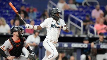 Jazz Chisholm Jr., de los Marlins de Miami, batea un rodado en el juego del martes 18 de abril de 2023, ante los Gigantes de San Francisco.