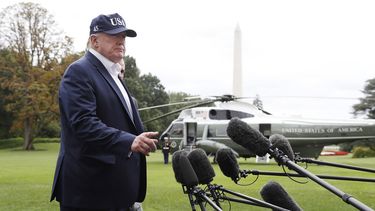 El preidente Donald Trump habla a los medios a su regreso a la Casa Blanca tras un fin de semana en Camp David, el domingo 1ro de sepriembre de 2019.