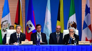 Luis Almargo, secretario general de la OEA, escucha al secretario de Estado de los Estados Unidos, Antony Blinken, hablar en la reunión ministerial de la Cumbre de las Américas, el 8 de junio de 2022 en Los Ángeles, California.